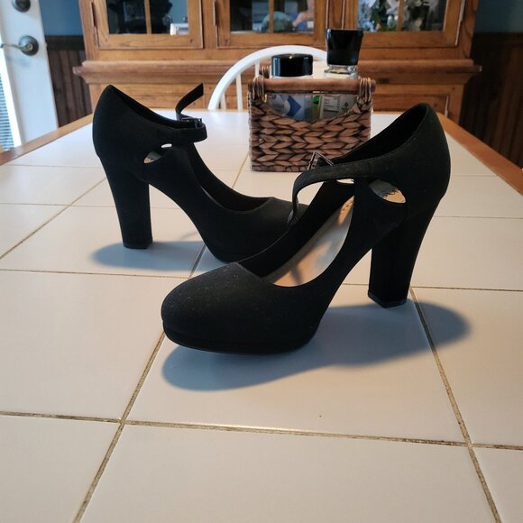 Y-Not Black Pumps-9W New - Picture 1 of 5